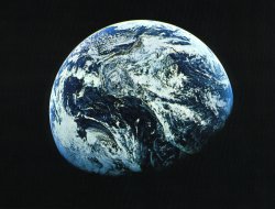  La Terre vue d'une distance de 300 000 km. 
