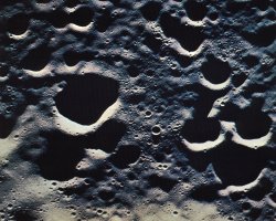  La surface lunaire vue d'une altitude de 140 km. 